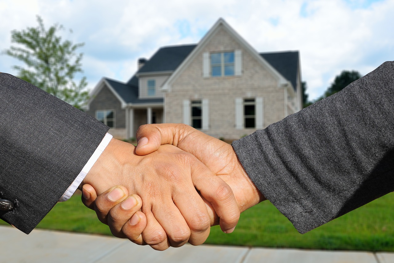 Real estate agents reach a purchase agreement from a new lead