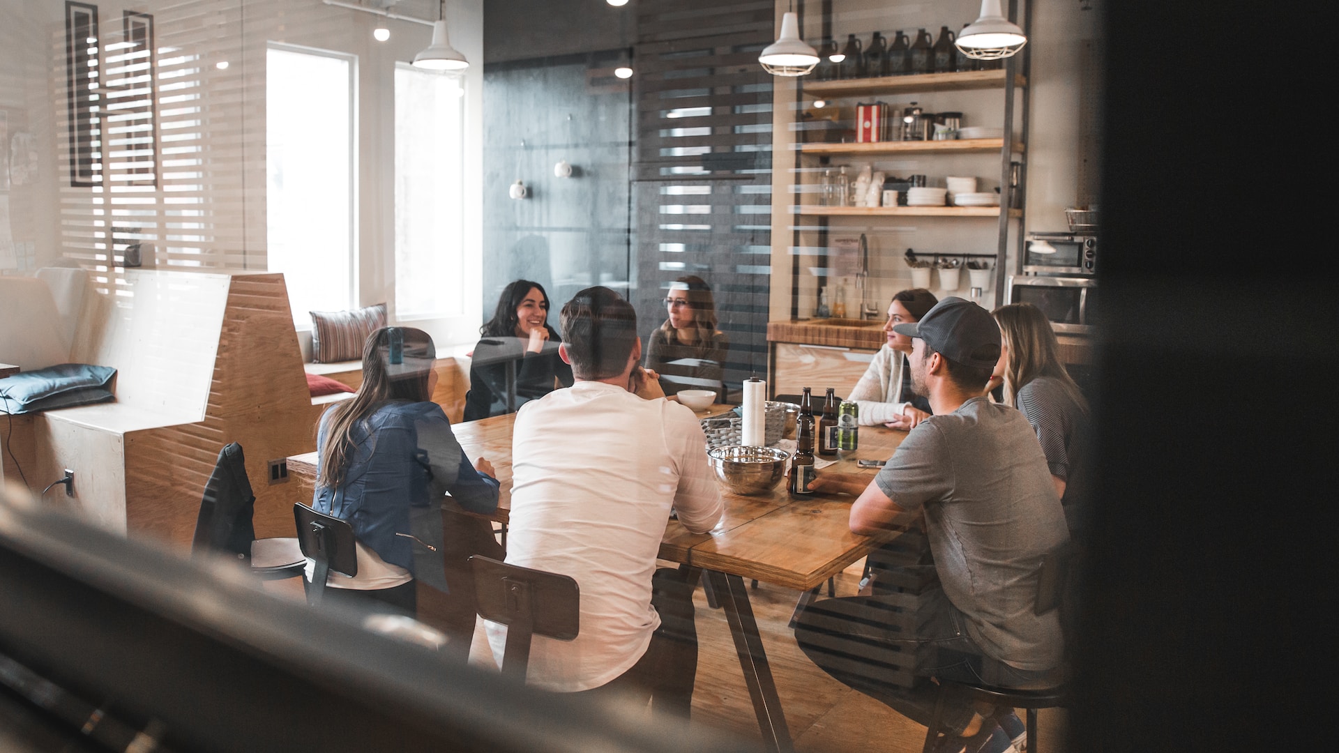 Franchise brokers having a discussion at a meeting table.